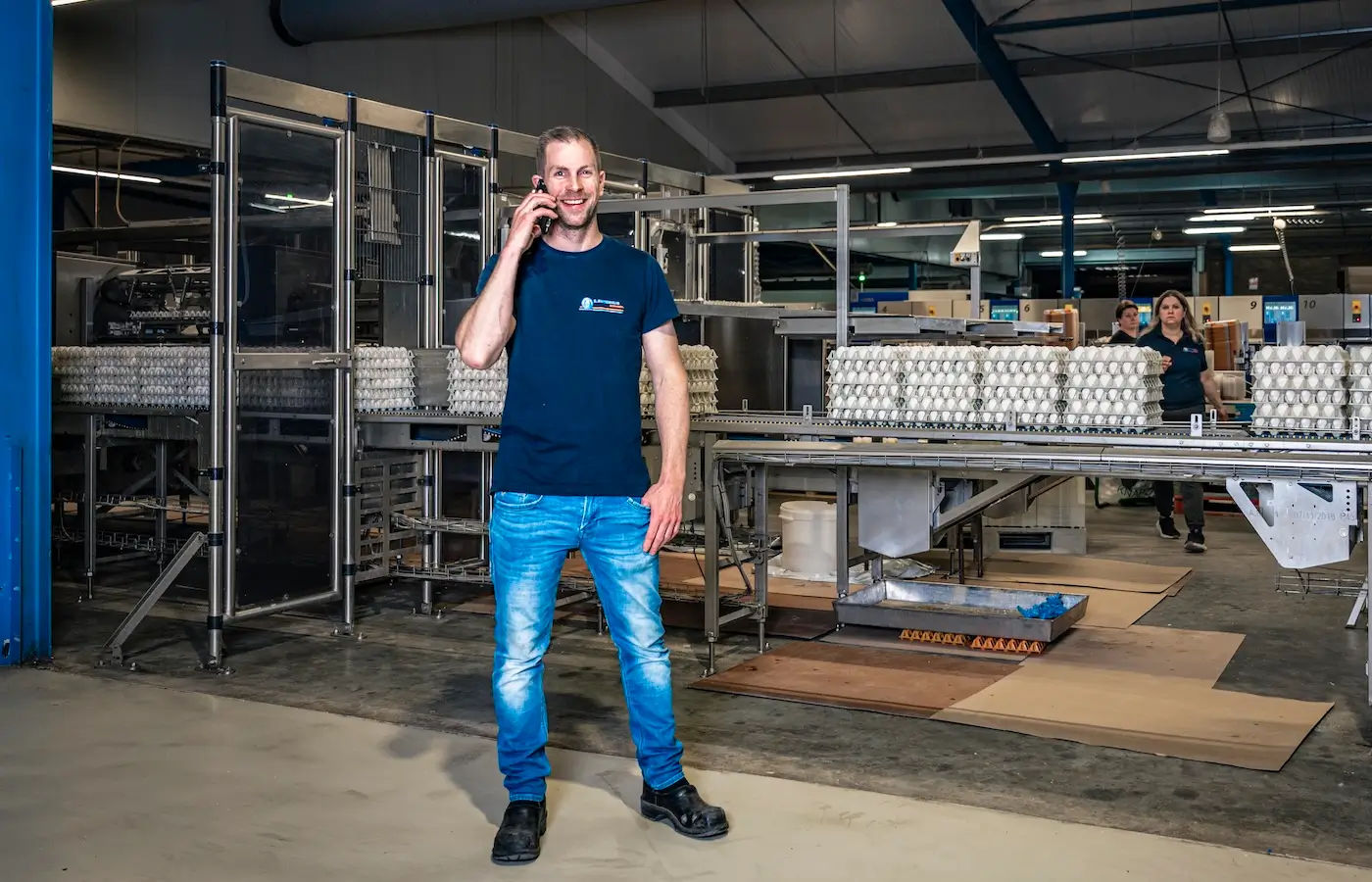 Personeelslid aan het bellen.