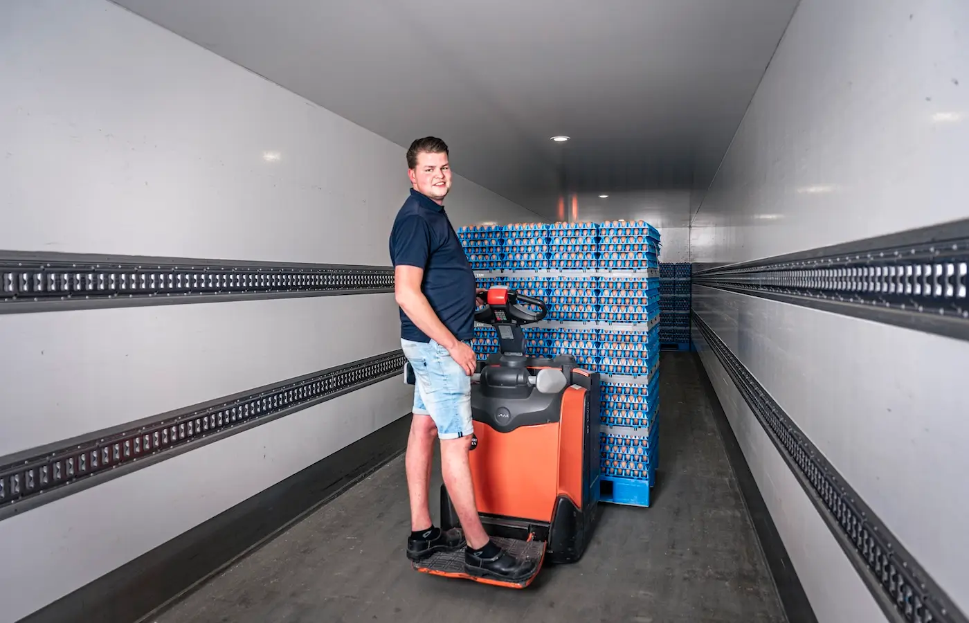 BH_Afbeelding_Home_Watdoenwe3_1400x900 Personeelslid vervoert een palletwagen.