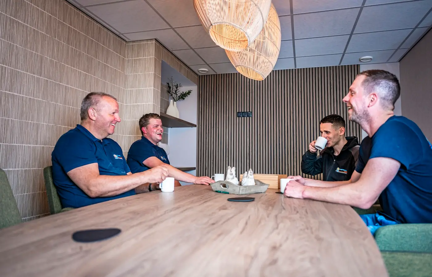 BH_Afbeelding_Overons_Wiezijnwij_1400x900 Personeel in de kantine aan tafel aan het kletsen.
